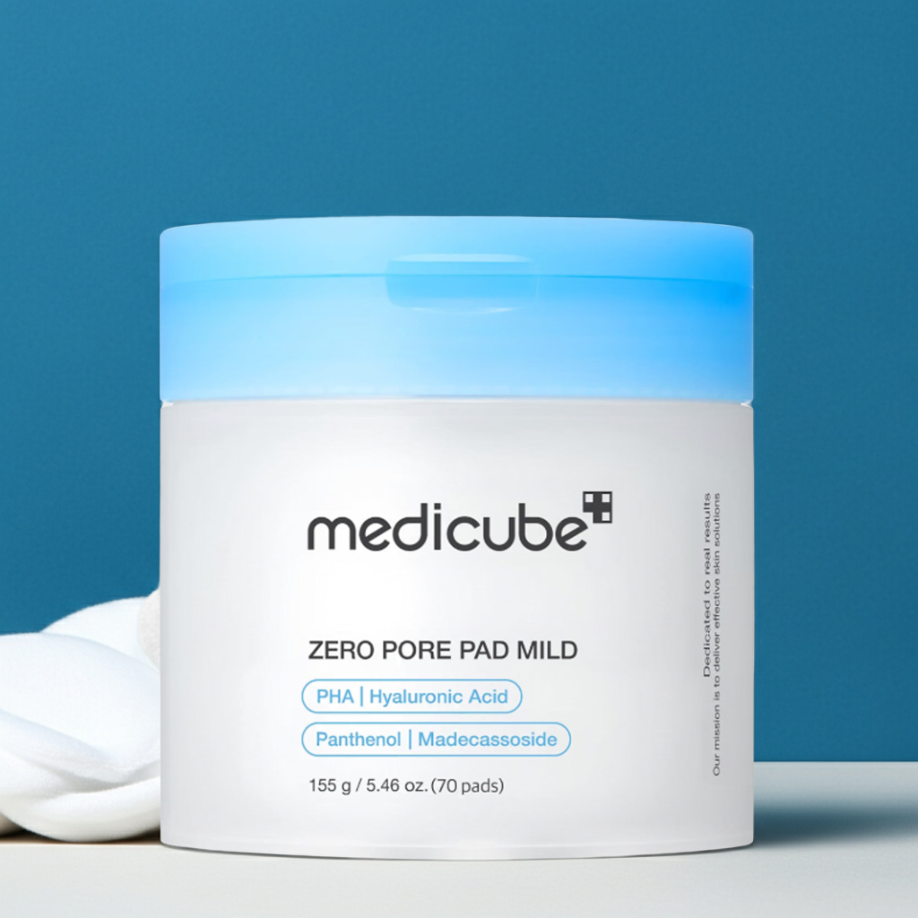 Confezione MEDICUBE bianca con coperchio azzurro traslucido, etichetta Zero Pore Pad Mild e dettagli blu