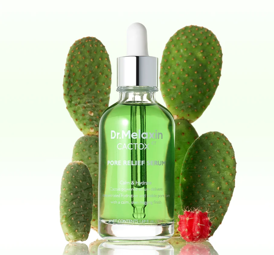 NOVITÀ: siero viso in flacone di vetro verde con contagocce, davanti a cactus verdi e frutto rosso