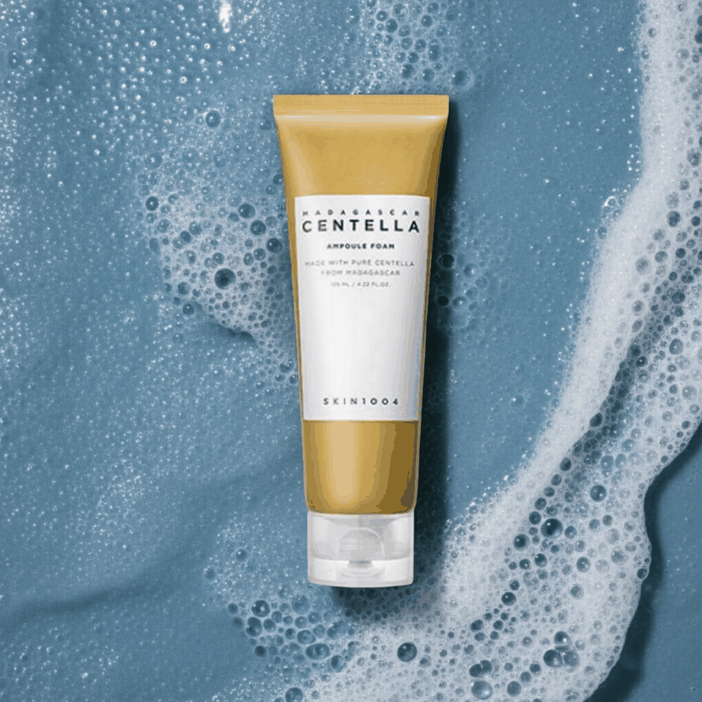 Detergente viso Ampoule Foam 125ml in tubetto dorato e bianco, con tappo trasparente e scritta Centella.