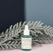 Ampolla Artichoke intensive skin barrier verde trasparente con contagocce bianco e etichetta crema illustrata
