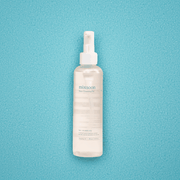 Bean cleansing oil Mixsoon in flacone trasparente con olio chiaro, etichetta bianca e dosatore spray bianco