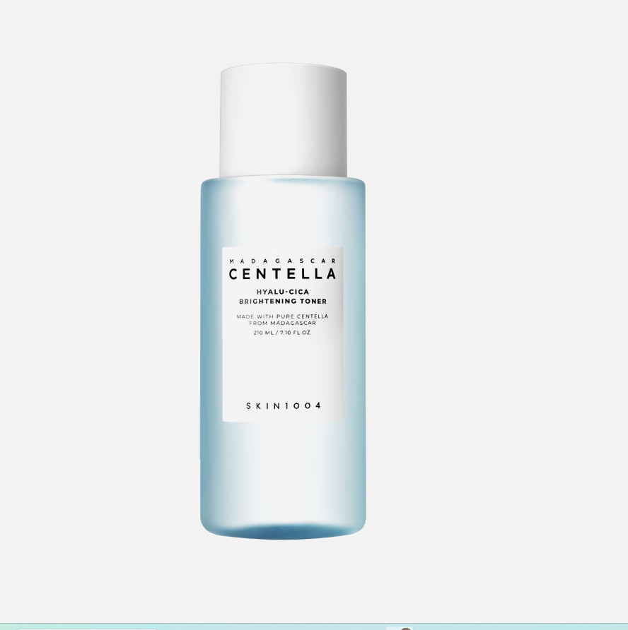Brightening Toner in bottiglia cilindrica azzurra traslucida, con tappo bianco ed etichetta frontale minimalista SKIN1004.