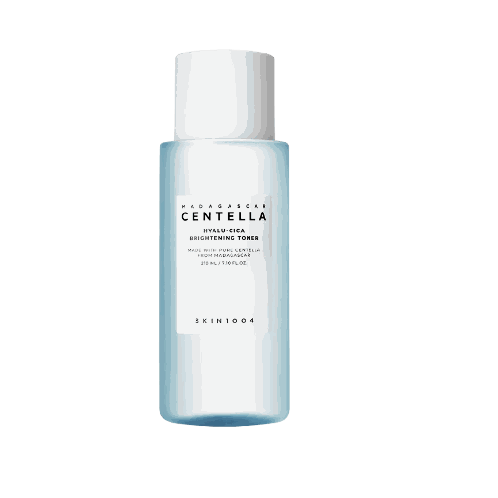 Tonico viso Brightening Toner in bottiglia azzurra traslucida con tappo bianco ed etichetta essenziale SKIN1004