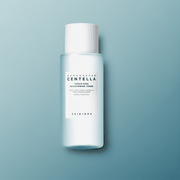Tonico viso Brightening Toner in bottiglia bianca e azzurra con tappo bianco e grafica essenziale sull’etichetta
