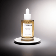 Ampolla Centella daily care in flacone trasparente con liquido dorato, contagocce bianco ed etichetta SKIN1004.