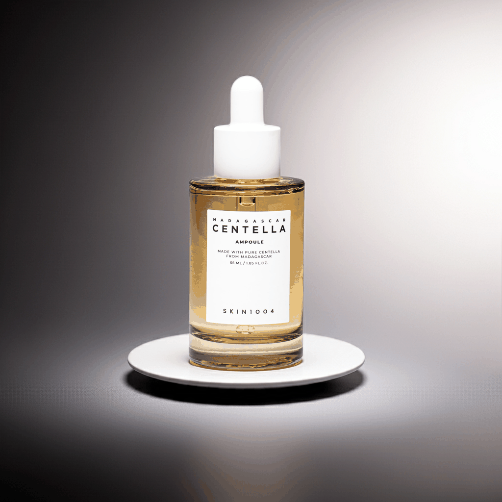 Ampolla Centella daily care in flacone trasparente con liquido dorato, contagocce bianco ed etichetta SKIN1004.