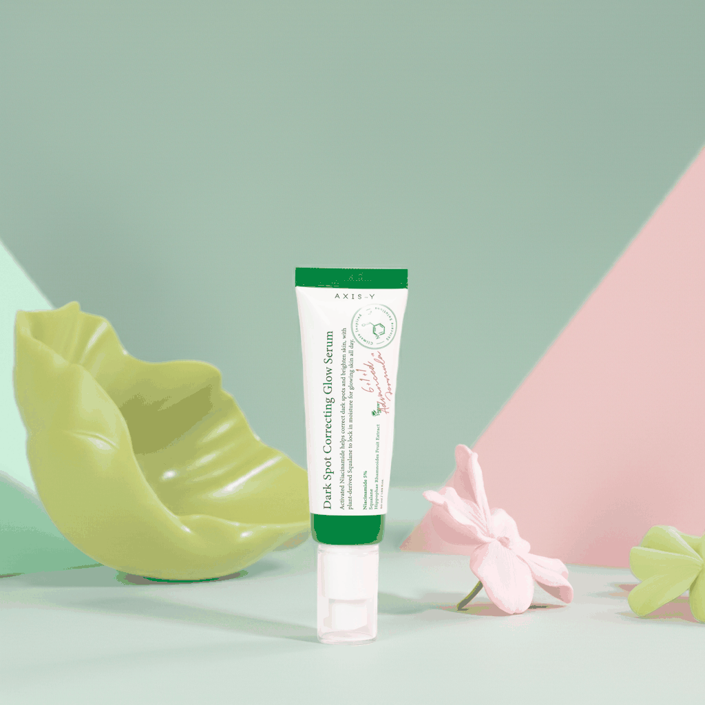 Siero viso Dark spot correcting in tubetto bianco con tappo verde e scritte verdi e rosse, dal design sottile