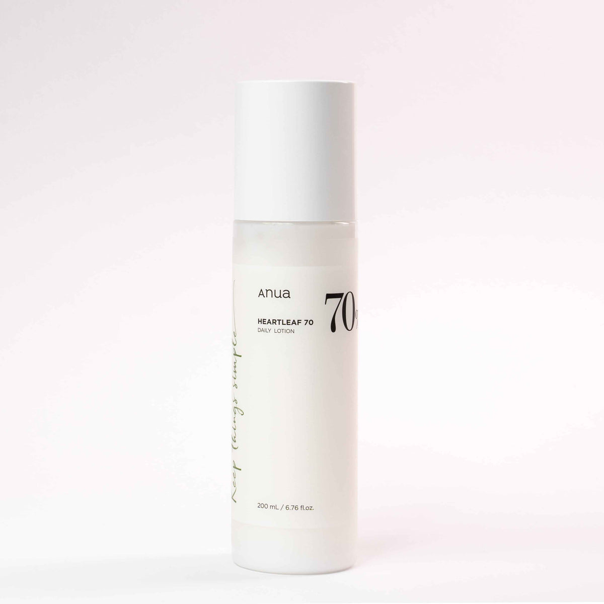 Lozione viso Heartleaf 70 di Anua, in flacone cilindrico bianco opaco con tappo coordinato e dettagli neri