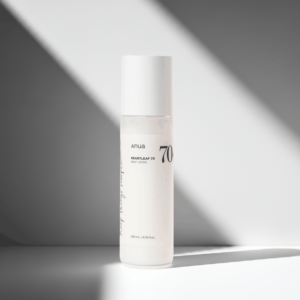 Lozione viso Heartleaf 70 in flacone cilindrico bianco opaco, con tappo bianco e scritte nere e verdi