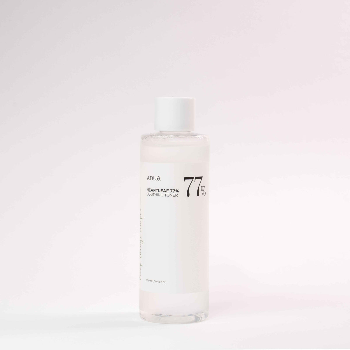 Tonico viso Heartleaf 77 in bottiglia trasparente con tappo bianco, etichetta essenziale e formula lenitiva al 77%.