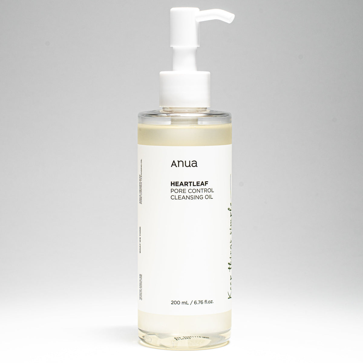 Olio detergente Heartleaf pore control di Anua, in flacone trasparente con pompa bianca e formula giallo chiaro