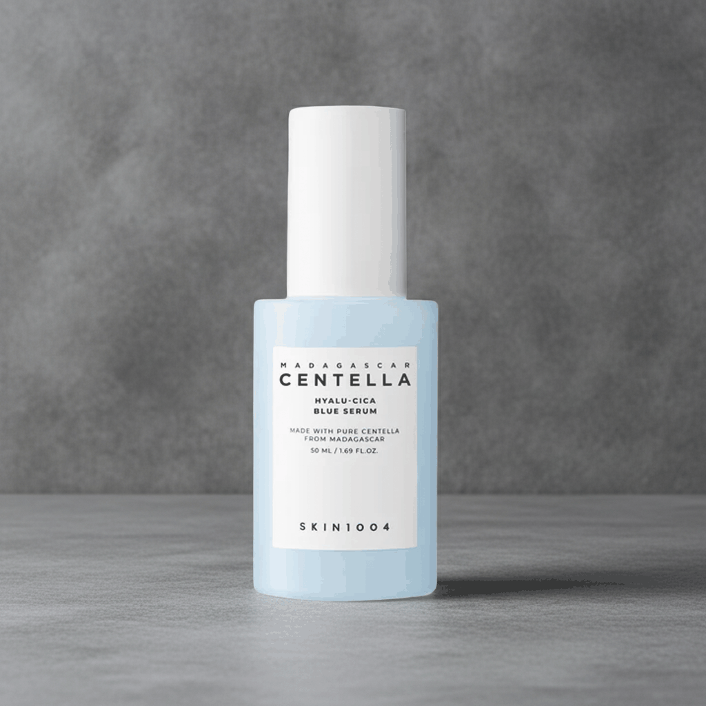 Siero viso Hyalu-Cica Blue in flacone azzurro chiaro con tappo bianco e scritta Centella Madagascar sull’etichetta
