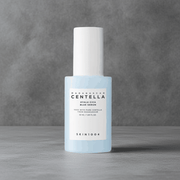 Siero viso Hyalu-Cica Blue in flacone azzurro chiaro con tappo bianco e scritta Centella Madagascar sull’etichetta