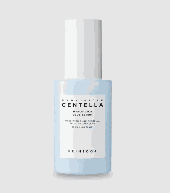 Siero viso Hyalu-Cica Blue in flacone azzurro chiaro con tappo bianco e etichetta bianca SKIN1004, formato 50 ml