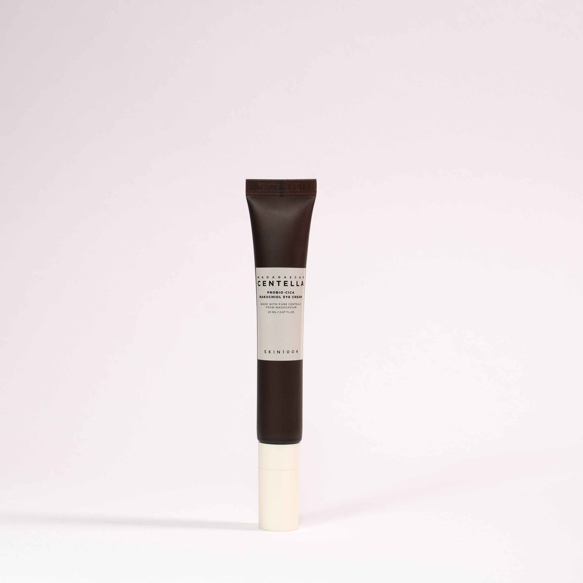 Crema contorno occhi Madagascar Centella in tubetto marrone scuro, con etichetta chiara e tappo avorio.