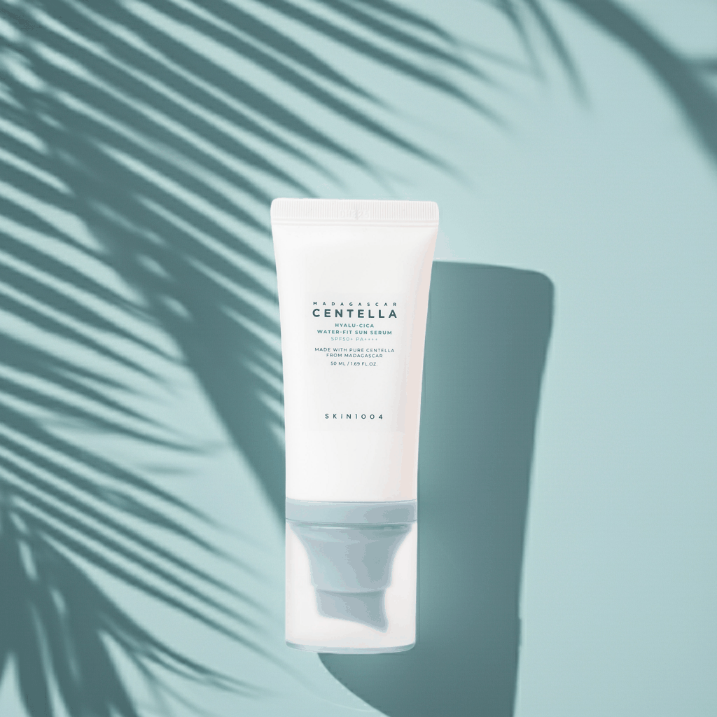 Madagascar centella hyalu cica: crema solare in tubetto bianco, con dettagli blu e SPF 50+
