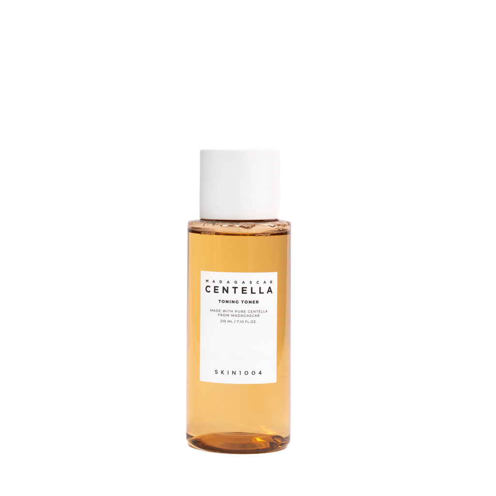 Tonico viso Madagascar centella in flacone trasparente con liquido ambrato, tappo bianco ed etichetta SKIN1004 da 210 ml