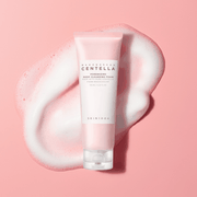 Schiuma detergente Madagascar poremizing SKIN1004 in tubo rosa e bianco da 125 ml, con schiuma cremosa.